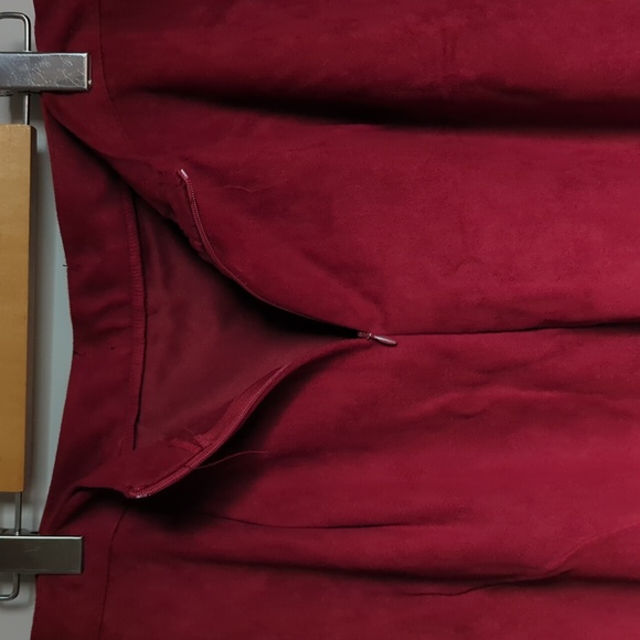 Suede-like red mini skirt - Picture 4 of 7